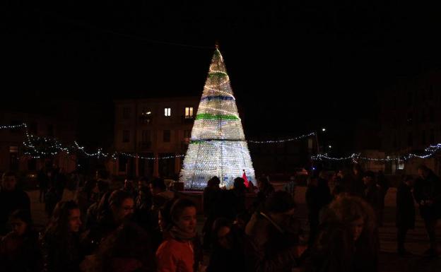 Veguellina ilumina su Navidad sostenible con un árbol ecológico y decoración de materiales reciclados