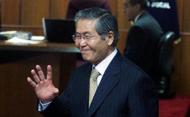 Fujimori, del poder absoluto en Perú, a la cárcel y al indulto