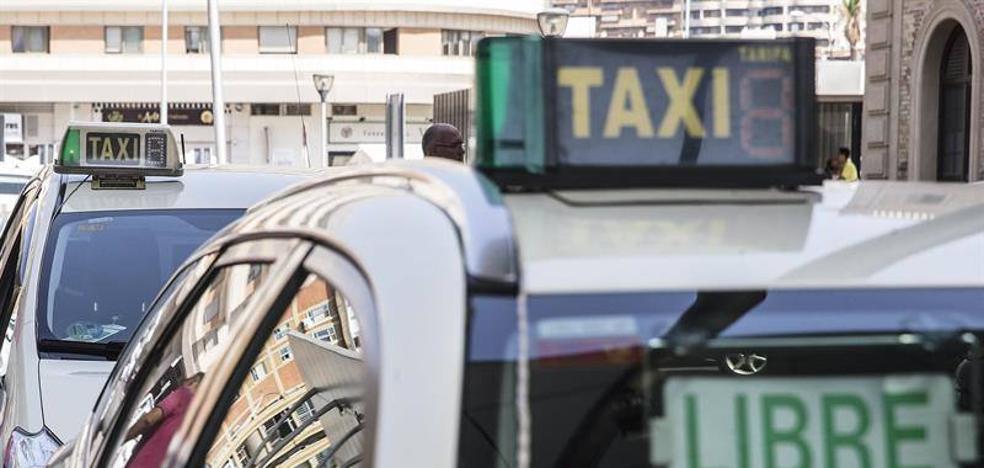 Los vehículos de alquiler con conductor ganan terreno en León y cada coche compite con 20 taxis