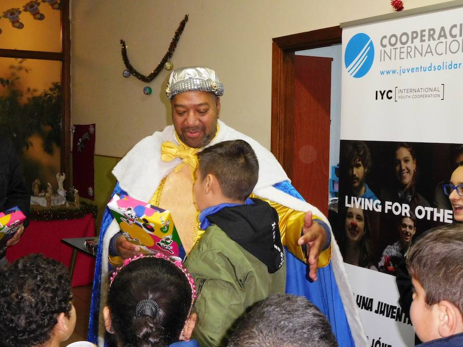 Los trabajadores de Cementos Cosmos ayudan al Mago Chalupa a llevar regalos a Ponferrada