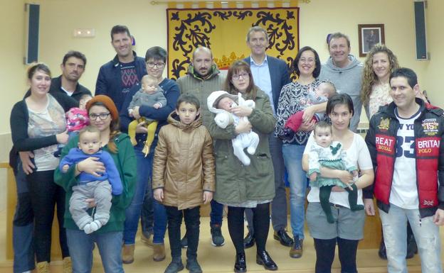 La Robla entrega las ayudas a la natalidad