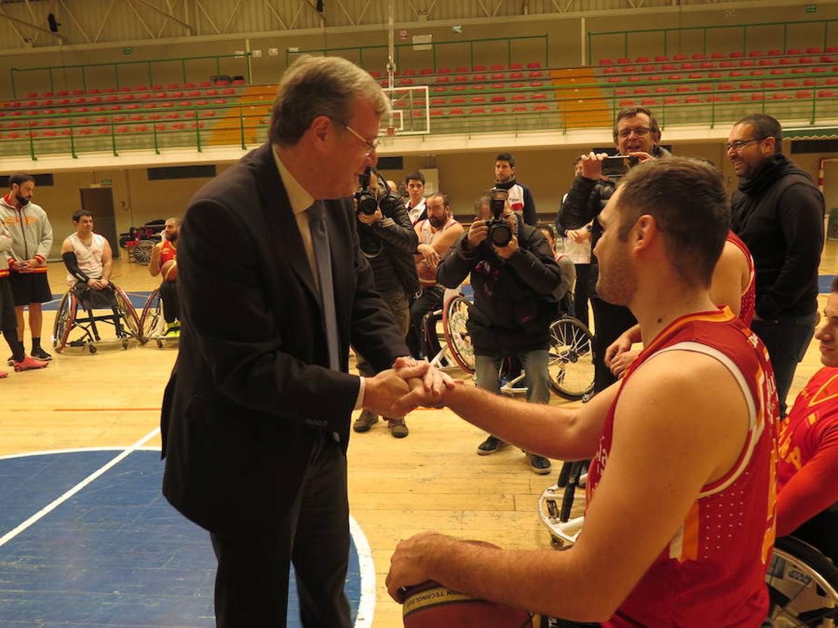 La selección española de basket en silla de ruedas se entrena en León