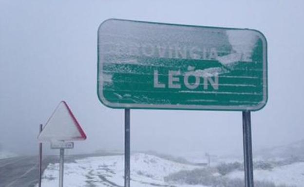 La nieve obliga a usar cadenas en varias carreteras de León