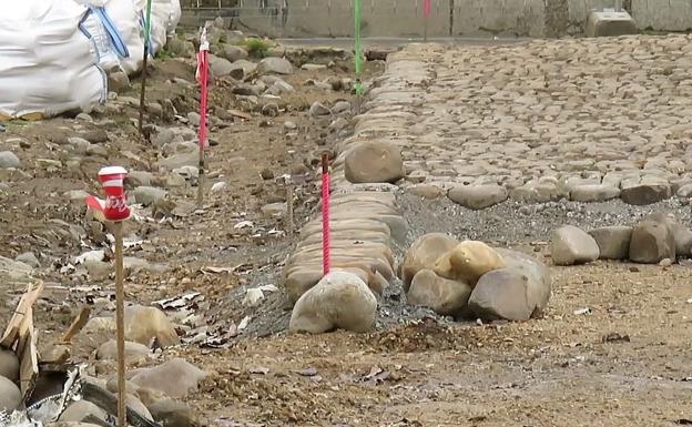 Finaliza la cata central de la Plaza del Grano y la colocación de los cantos rodados avanza