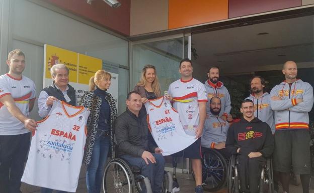 La alcaldesa de San Andrés visita a la selección española de baloncesto