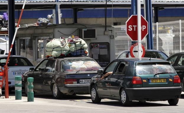 Hallan dos menores marroquíes ocultos en los bajos de una caravana en Ceuta