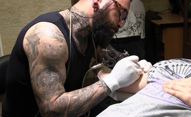 Tatoo garci dona juguetes por tatuajes