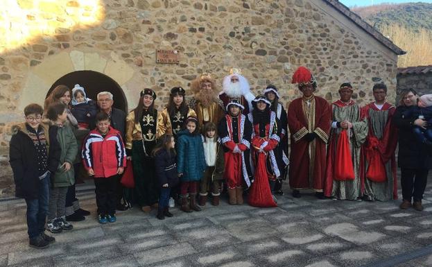 Juguetes y roscón para recibir a los Reyes Magos en Cuadros