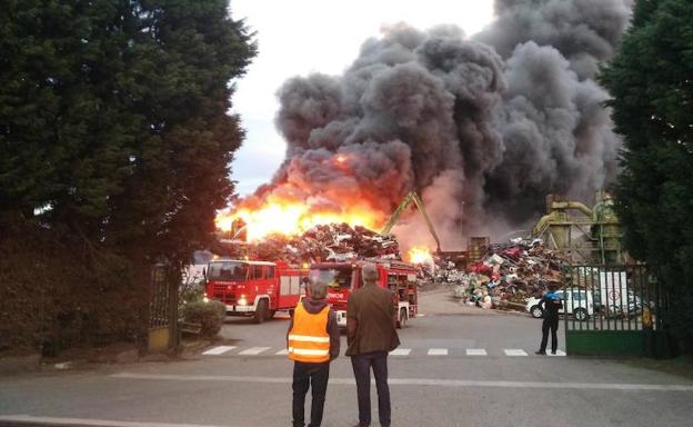 Pavoroso incendio en un desguace de Gijón