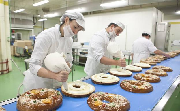 Más de trescientos pasteleros elaboran los 600.000 roscones que comercializa El Corte Inglés