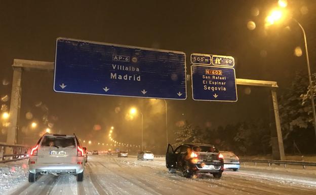 Una “intensa y persistente” nevada obliga a cortar de nuevo la AP-6 entre Segovia y Madrid