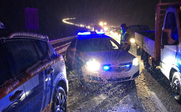 Circulación lenta y en convoyes en la AP-6 y sin peaje sentido Madrid para evacuar los vehículos