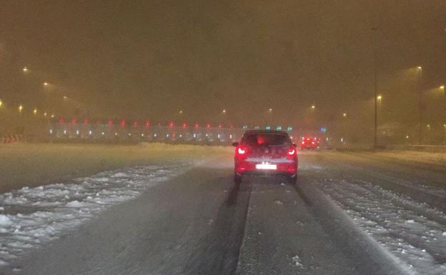 Una intensa nevada corta durante hora y media la AP-61 y la AP-6 en la provincia de Segovia