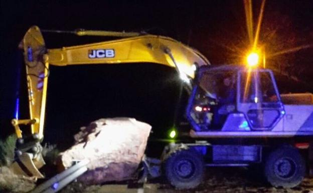 La caída de varias rocas obliga a intervenir en la Villablino-Guardo