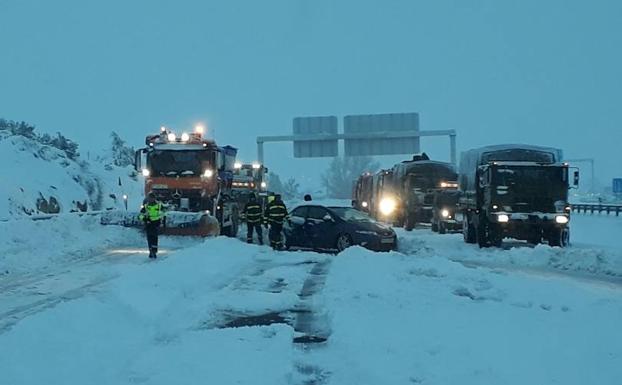 La AP-6 se convierte en una trampa de la que la UME rescata a casi 4.000 vehículos