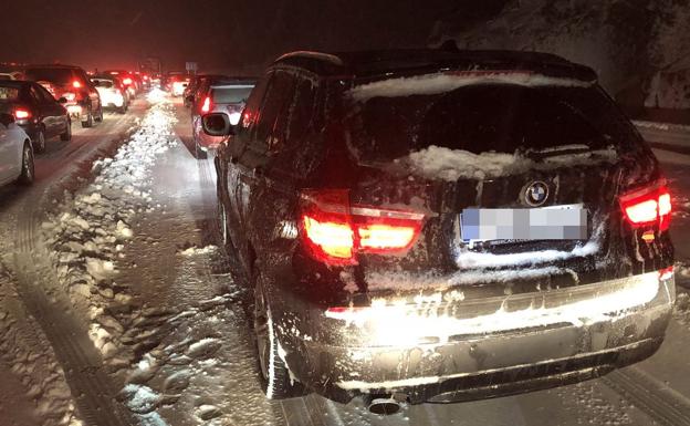 Cientos de conductores quedan atrapados a lo largo de la AP-6