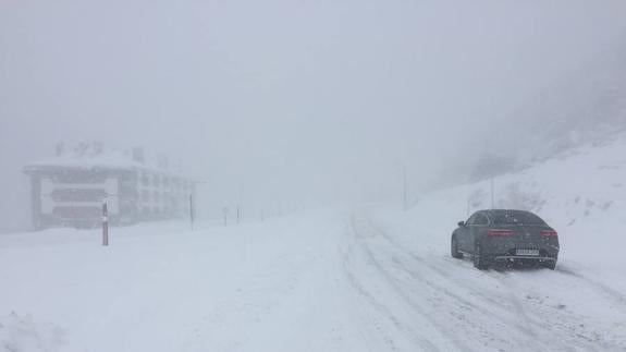 La nieve y el hielo obligan al uso de cadenas en diez puertos de la provincia de León