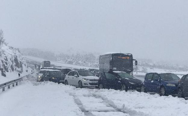 Zoido y De la Serna proponen que la DGT, Protección Civil y Carreteras puedan activar a la UME