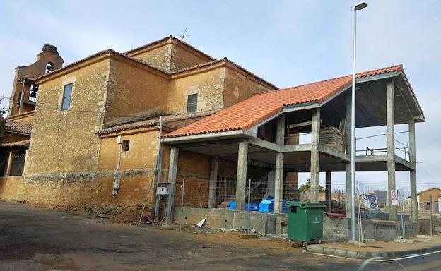 Villasabariego exige a la propietaria del solar anejo a la iglesia una edificación «adecuada al entorno»
