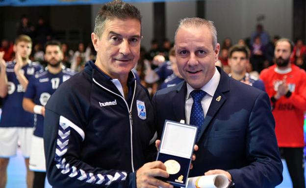 Cadenas recibe la medalla al Mérito Deportivo de la Federación
