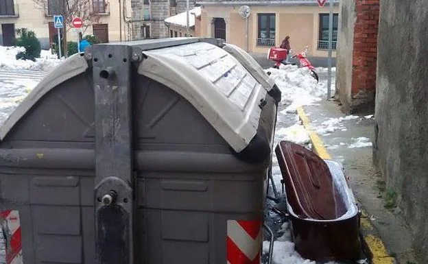 Revuelo en Segovia tras hallar un ataúd junto a un contenedor de basura