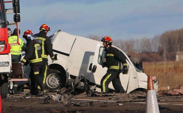 Un accidente mortal tras la colisión de una furgoneta con un camión en la N-120 reabre el debate sobre la liberación del peaje de la León-Astorga