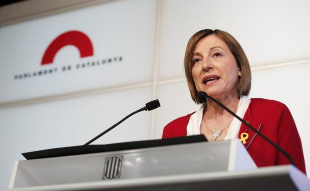 Forcadell abandona la presidencia de la Cámara, «orgullosa de no haberse doblegado» al Estado