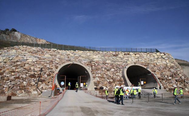 Fomento no encuentra empresa para las 90.000 toneladas de balasto que necesita la Variante de Pajares