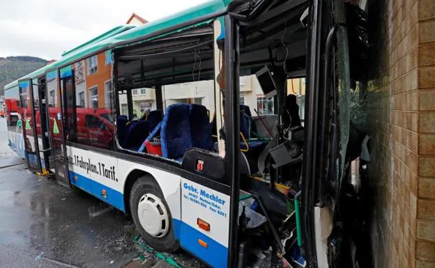 Al menos 48 heridos por un accidente de un autobús escolar en Alemania