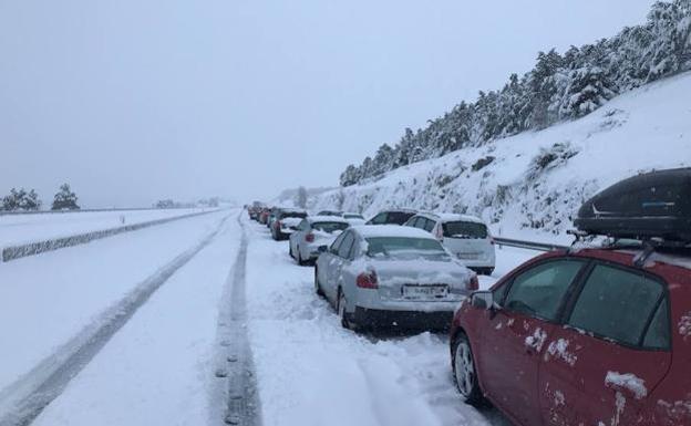 Fomento sancionará a Abertis por el caos de la AP-6 que dejó miles de atrapados