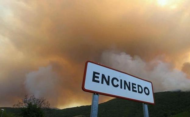 El alcalde de Encinedo agradece el «esfuerzo de todas las administraciones» para paliar los efectos del incendio de La Cabrera