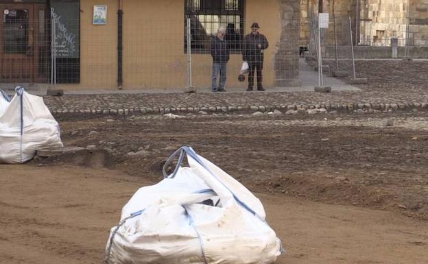 La rehabilitación del primer paño del empedrado central dibuja ya la nueva y renovada imagen de la Plaza del Grano
