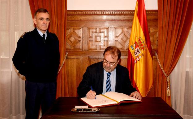 El consejero de Educación visita la Academia Básica del Aire