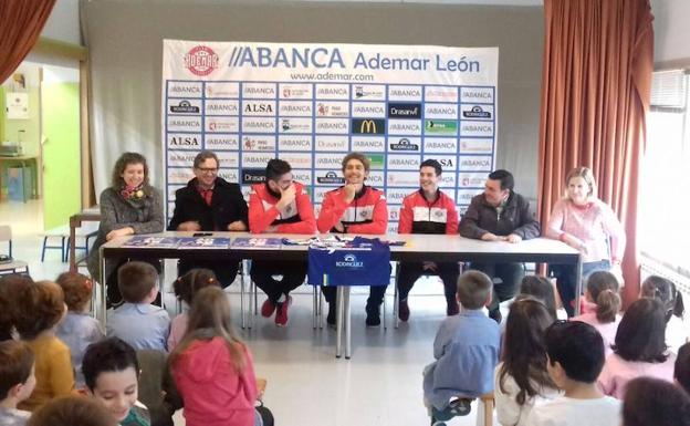 Los jugadores del Ademar cambian la cancha por los pupitres en Hospital de Órbigo