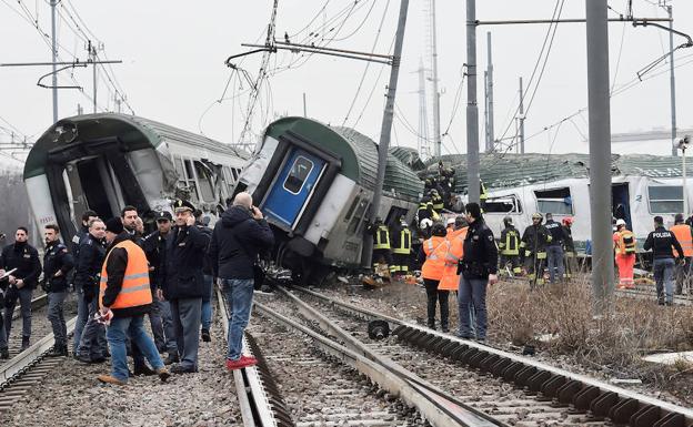 Tres muertos y decenas de heridos al descarrilar un tren en Milán