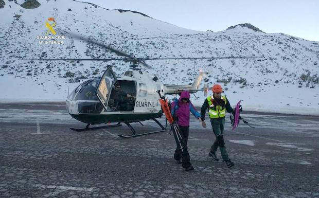 La Guardia Civil rescata a dos montañeros extraviados en el Puerto de San Isidro