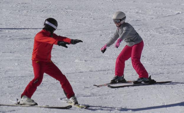 Una escapada a la nieve para aprender a esquiar gracias a la Escuela Española de Esquí de San Isidro