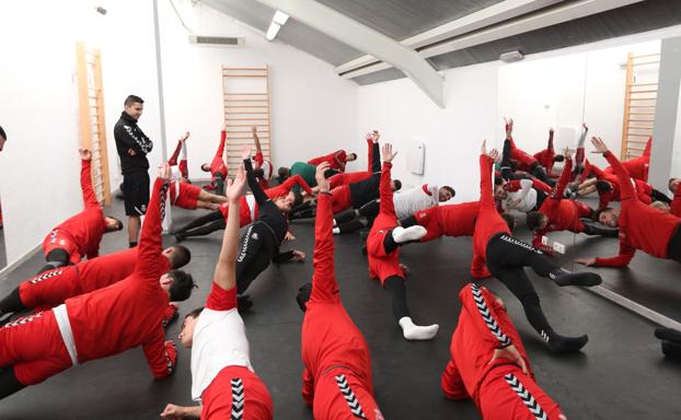 La nieve obliga a la Cultural a realizar un entrenamiento bajo techo