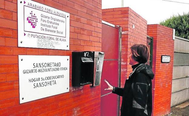 Arrestan en Vitoria a tres menores tutelados acusados de agredir a varios jóvenes para robarles