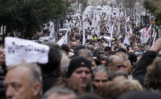 Los nacionalistas corsos exhiben músculo en la calle antes de la visita de Macron