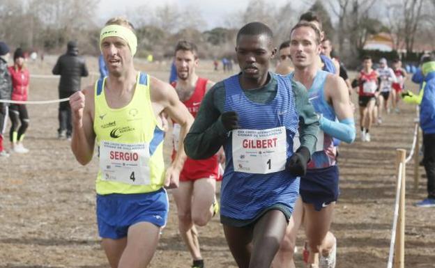 Sergio Sánchez acaricia el podio en el Cross Internacional de Valladolid