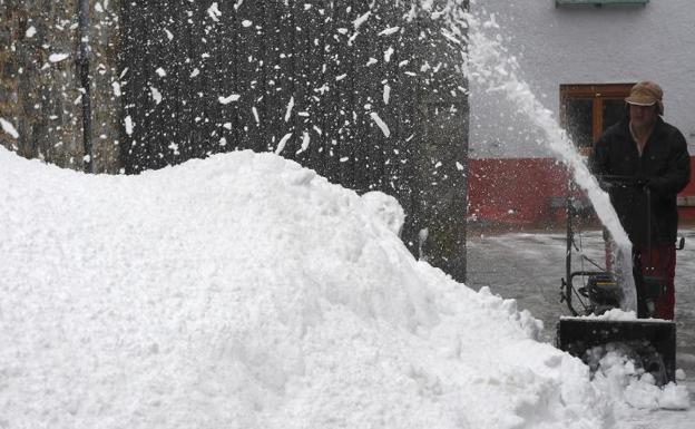 La nieve complica la circulación en ocho vías principales en Ávila, Burgos, León, Segovia, Palencia y Valladolid