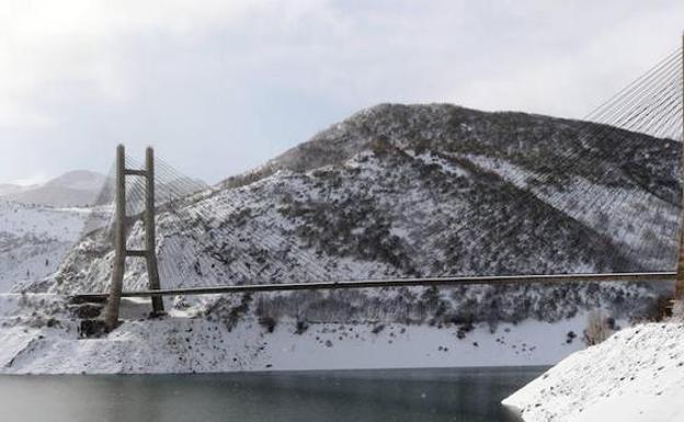 Limitan a 60 kilómetros la velocidad en la autopista del Huerna y la nieve cierra Tarna y San Isidro