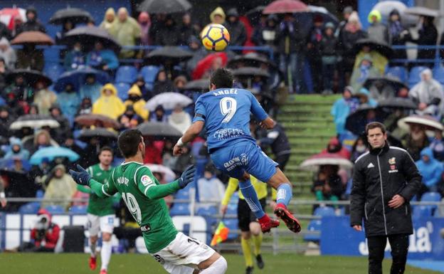 El Getafe se estrella en los postes del Leganés