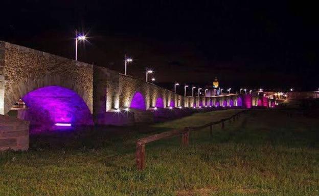 El puente de Hospital de Órbigo se tiñó del color de la lucha contra el cáncer