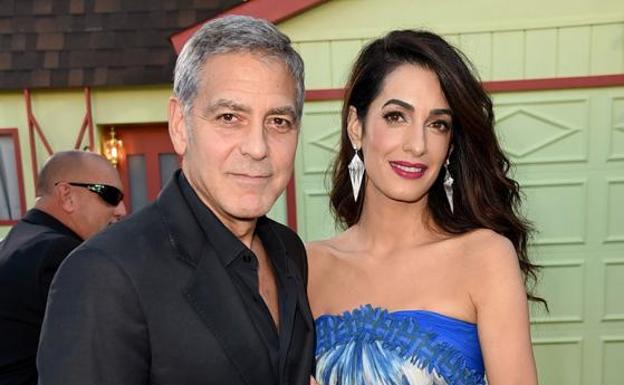 Amal y George Clooney acogen a un refugiado en casa