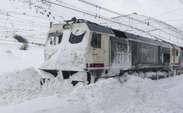 Adif restablece la circulación en la línea ferroviaria que une Asturias con la Meseta