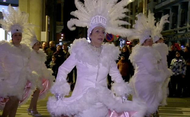 leonoticias.tv | El gran desfile de Carnaval inunda las calles de color