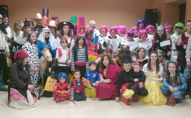 Murias de Paredes celebra su Carnaval 'de pueblo' rodeado de vecinos