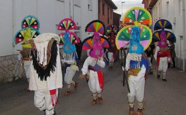 Los antruejos más coloridos disfrutan de su fiesta de invierno en Cimanes del Tejar